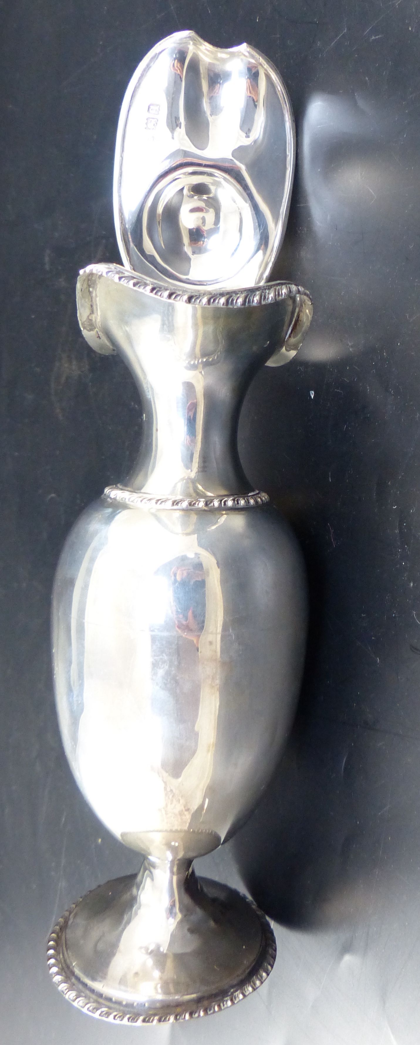 A George V silver pedestal ewer, 21.6cm, 9oz (a.f.)